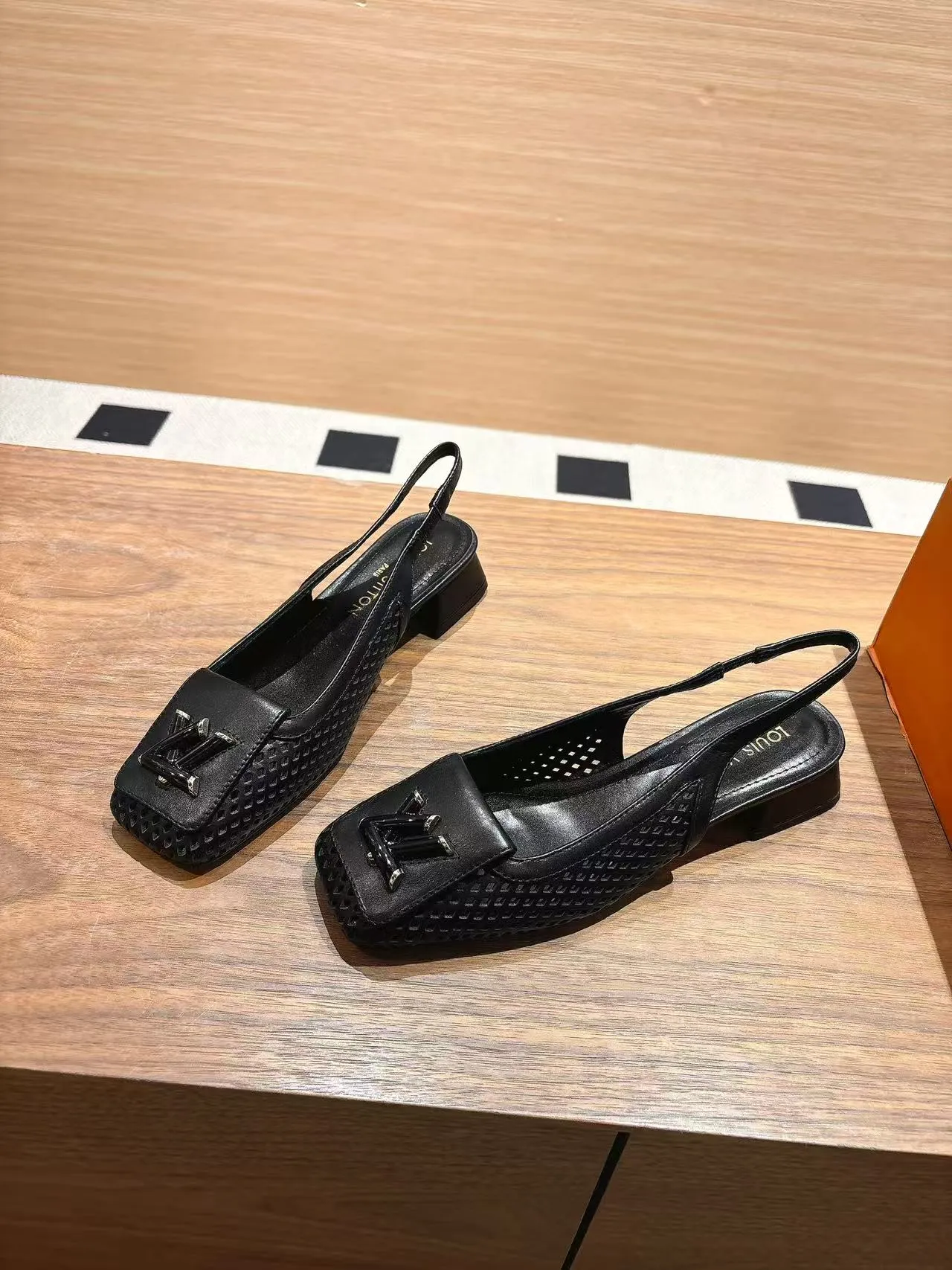 👟👟Ex-factory price 600👟👟 LV Louis Vuitton 25ss top version. Features the latest SHAKE hollow slingback sandals. Hard goods are new. Purchasing level! Full of high-end sense! A popular one among domestic and foreign bloggers. It is retro and fashionable and looks great on the feet! The main model on the official website. Upper: original customized cowhide surface. Lining: imported goatskin lining. ·Outsole: original Italian leather outsole ■Height: 3.5cm5.5cm ·Shoe size: 35-40 (41, 42 customizations are not returnable)